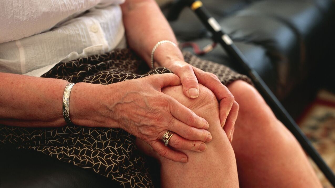 Knee osteoarthritis in an older woman